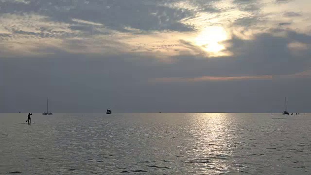 远处站立的划船者在平静的海面上划船视频素材