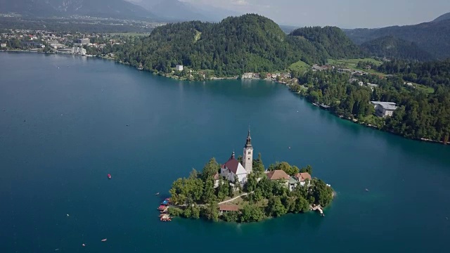 无人机在斯洛文尼亚的流血湖上空飞行视频下载