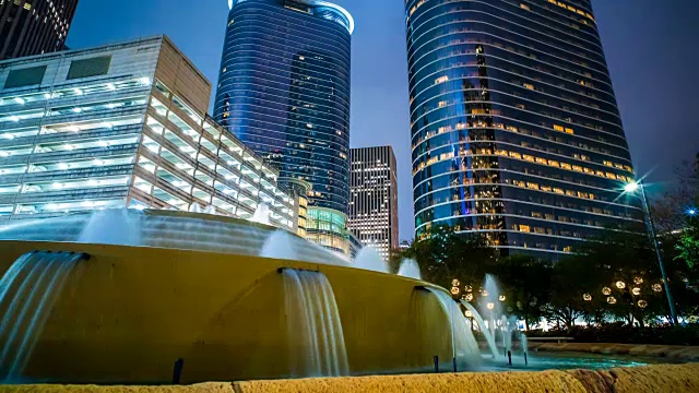 休斯顿天际线在晚上的时间流逝4K 1080p的建筑和喷泉视频素材