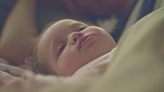 母乳喂养后婴儿入睡视频素材