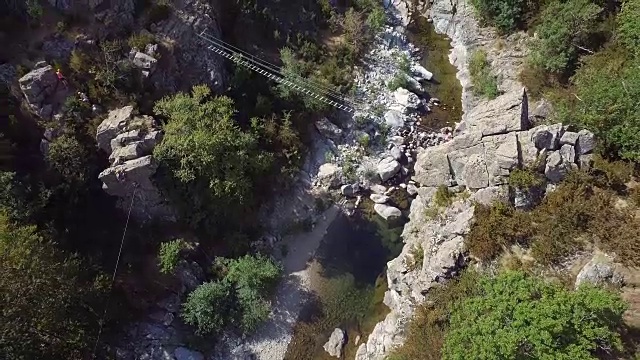 洛基河上的绳索桥无人机拍摄视频下载