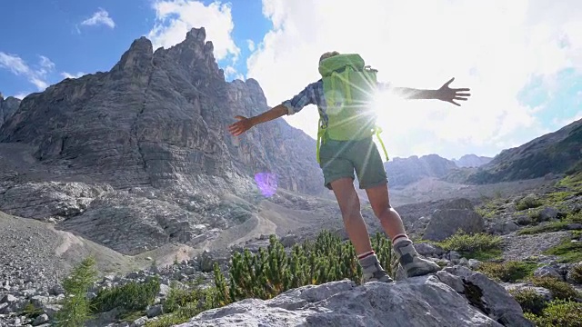 女性登山者在山顶庆祝成就，用4K拍摄视频素材