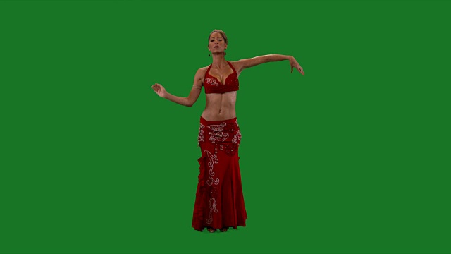 舞者。肚皮舞。肚皮舞者跳舞。绿色的屏幕。性感的红裙子视频下载