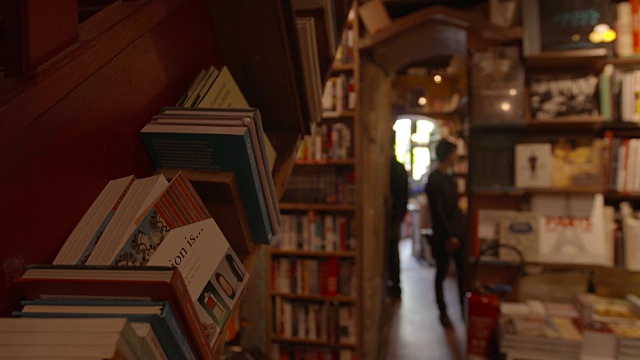 法国巴黎一家书店里一个有角度的书架的静态照片视频素材