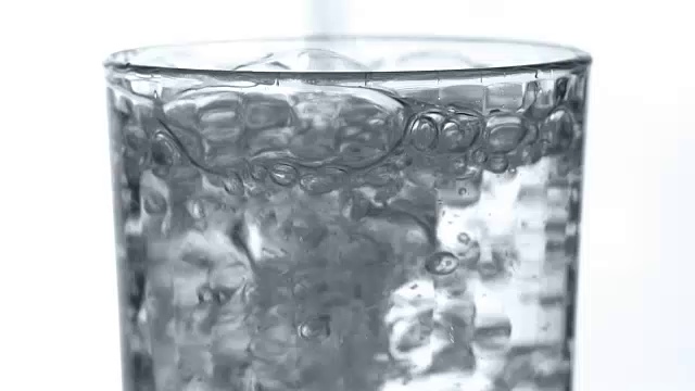 把干净的水倒进杯子里视频素材