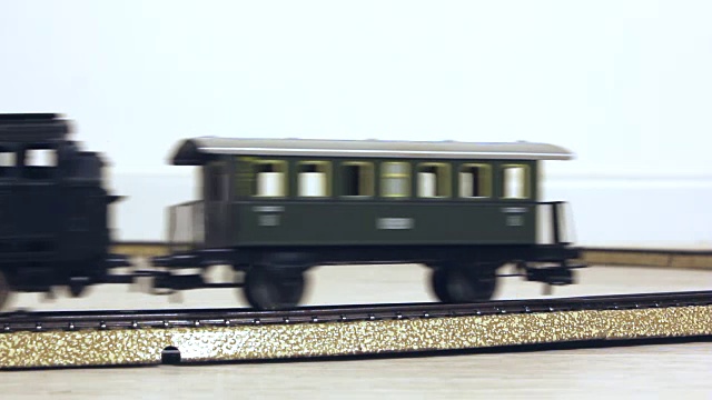 老式电动火车在轨道上运行视频下载