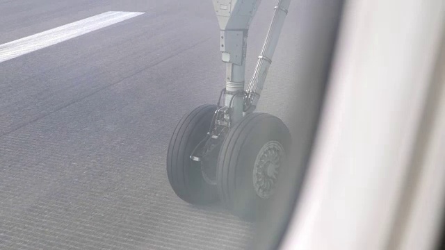 飞机起飞时的4k慢镜头视频素材