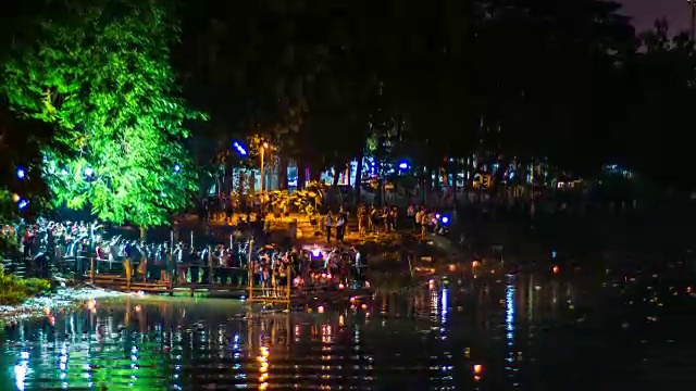 延时视频:Loi Krathong传统节日在泰国。满月之夜的泰国传统文化视频素材