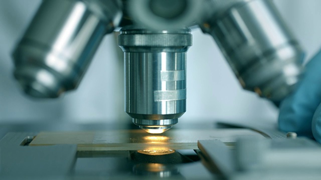 显微镜的特写镜头视频素材