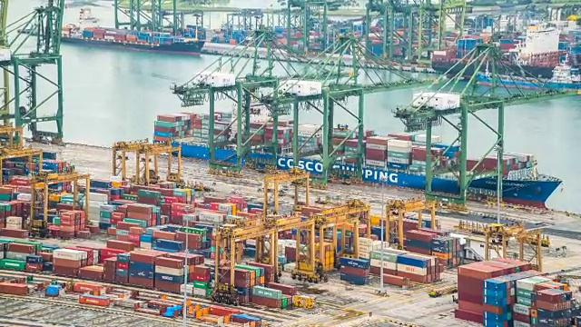 亚洲港口的集装箱船视频素材