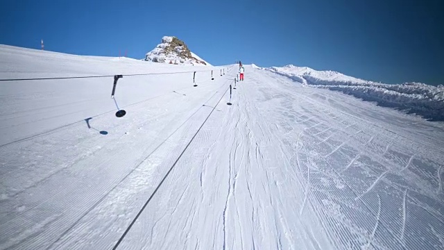 乘坐滑雪缆车旅行视频素材
