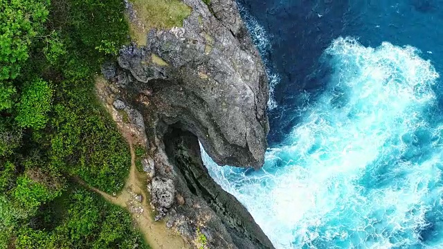 印度尼西亚努沙佩尼达悬崖，海浪拍打着岩石海岸。视频素材