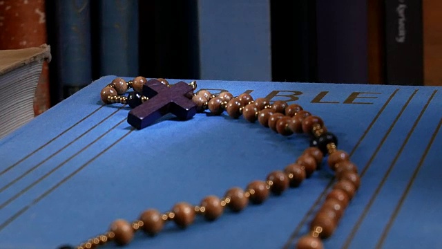 圣经上的木制念珠。放大。视频素材