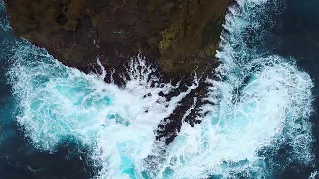 印度尼西亚努沙佩尼达悬崖，海浪拍打着岩石海岸。视频下载