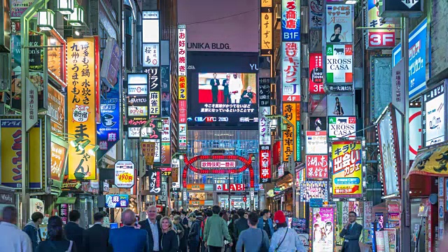 日本东京新宿歌舞伎町(Kabukicho)的游客夜间行走时间为4K时间视频下载