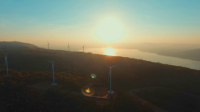 航拍:日落时风力发电场上的涡轮机视频素材