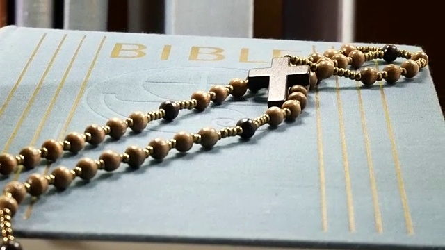 圣经上的木制念珠。平移视频素材