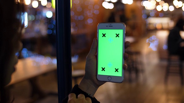 在咖啡馆使用绿屏手机视频素材