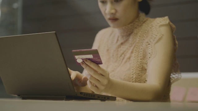 亚洲官员女子试图使用信用卡在网上购物视频素材