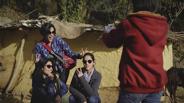 都市年轻女性拍照，在一个村庄里玩。视频下载