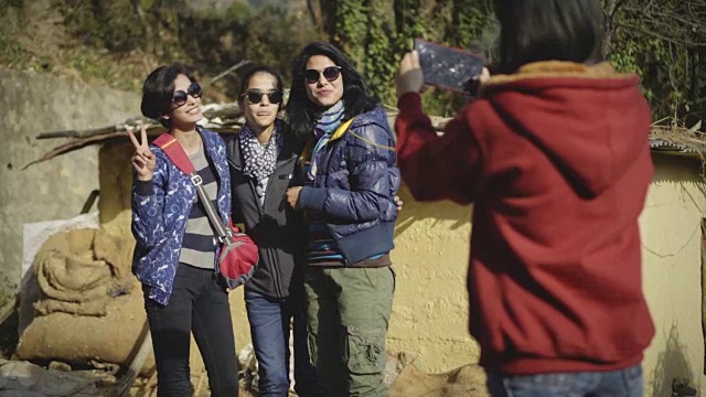 都市年轻女性拍照，在一个村庄里玩。视频下载