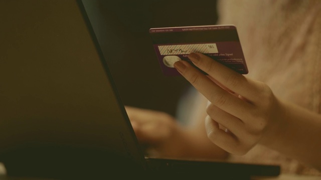 亚洲官员女子试图使用信用卡在网上购物视频素材