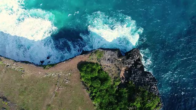 印度尼西亚努沙佩尼达悬崖，海浪拍打着岩石海岸。视频素材