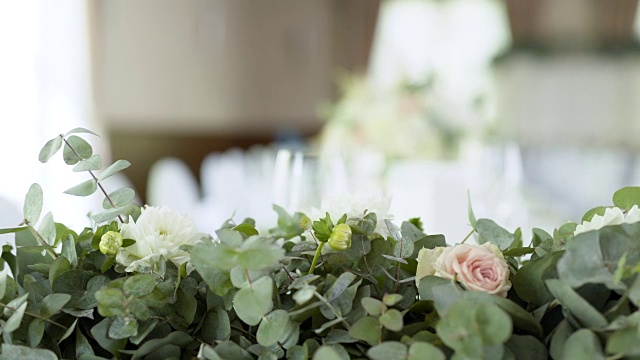 婚礼上的餐桌装饰视频素材