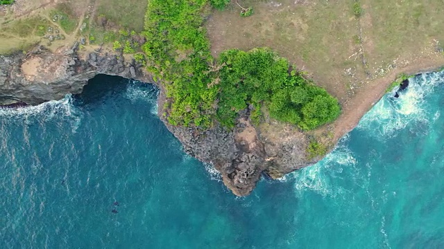 悬崖与海浪撞击岩石海岸，努沙佩尼达，印度尼西亚。视频素材