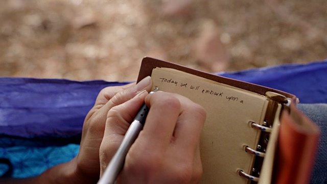 ECU。在林冠吊床上的日记中手写的细节。今天我们将开始一段旅程视频下载