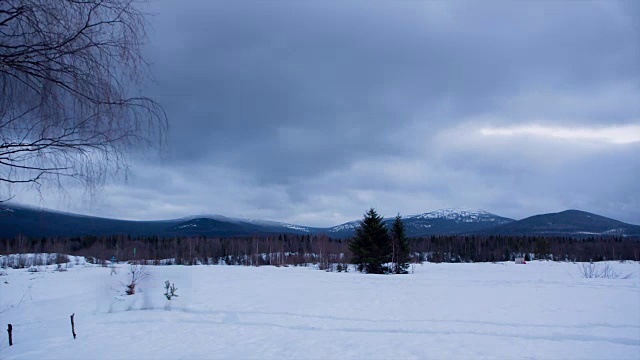 美丽的冬天风景，树上有雪。视频。冬季的山景和蓝天。间隔拍摄视频下载