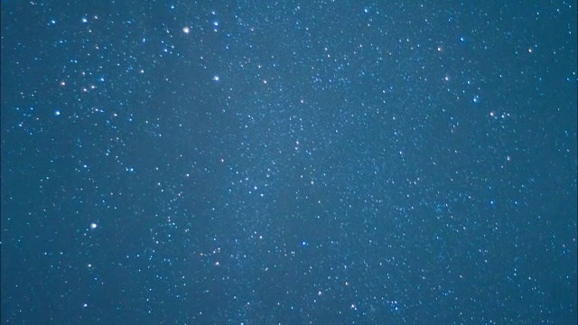美丽的夜空和以流星或流星为背景的星星。视频。一个布满流星的星空动画视频下载