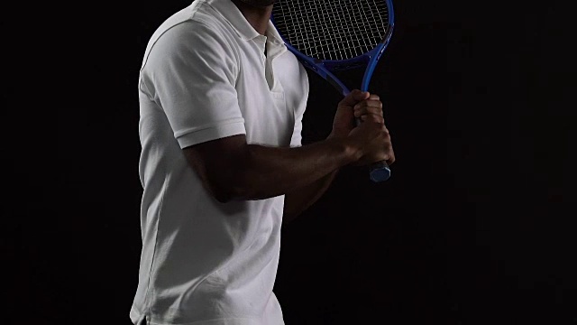 拉丁运动员展示强有力的网球击球，健身生活方式，锻炼视频下载