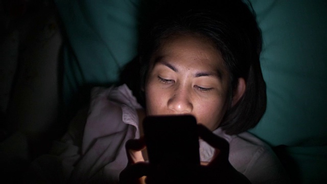 女人晚上玩手机视频下载