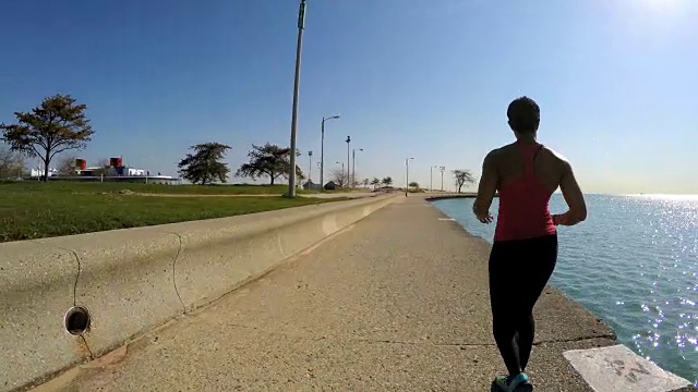 非裔美国女性在芝加哥海岸跑步视频下载