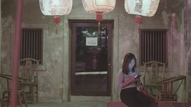 中国农历新年女性使用智能手机视频素材