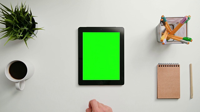 手指在绿色触摸屏上滚动视频素材