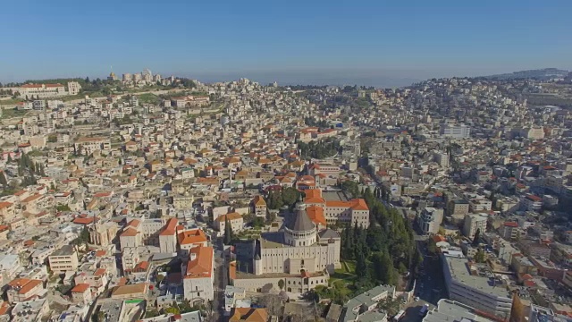 航拍以色列下加利利的现代城市拿撒勒的报喜教堂视频素材