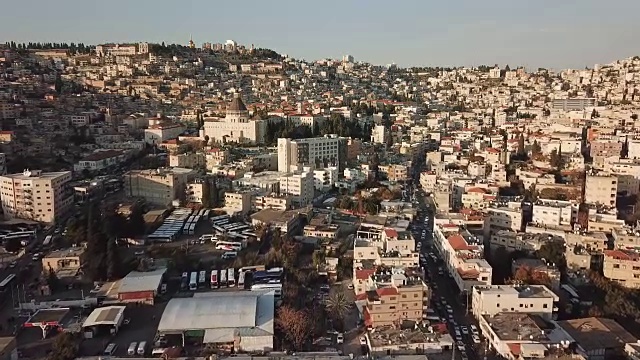 航拍以色列下加利利的现代城市拿撒勒的报喜教堂视频素材