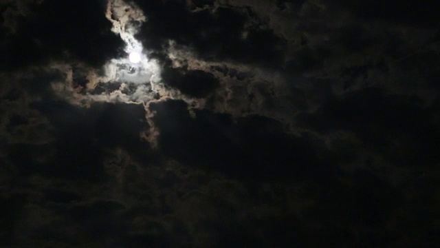 月与过云时光流逝。视频素材