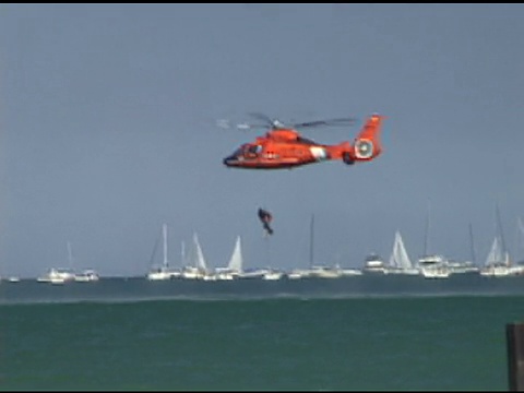 海岸警卫队拉起溺水者视频素材