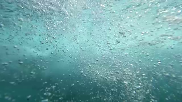 水下慢镜头:清澈湛蓝的海洋中不断产生气泡视频下载