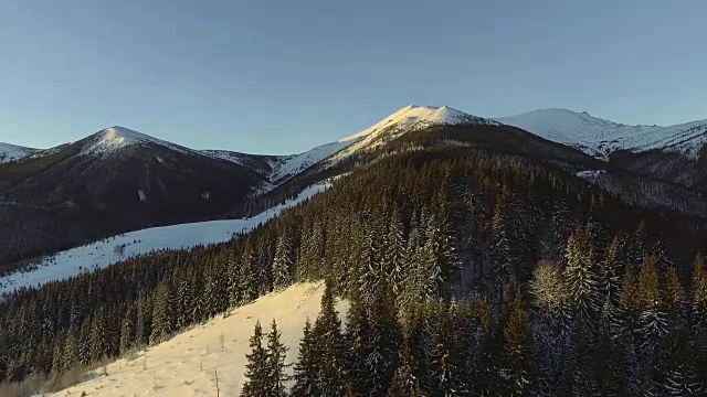 美丽的冬季空中飞行山脉景观乌克兰冒险徒步旅行徒步滑雪度假旅行视频素材