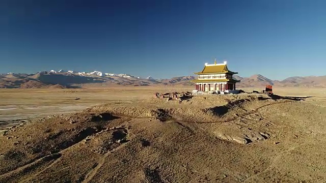 鸟瞰西藏的一座中国寺庙和一个村庄视频购买