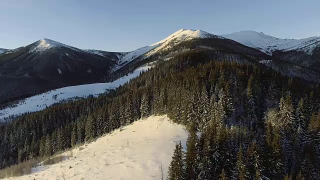 美丽的冬季空中飞行山脉链景观冒险徒步旅行徒步滑雪度假旅行视频素材
