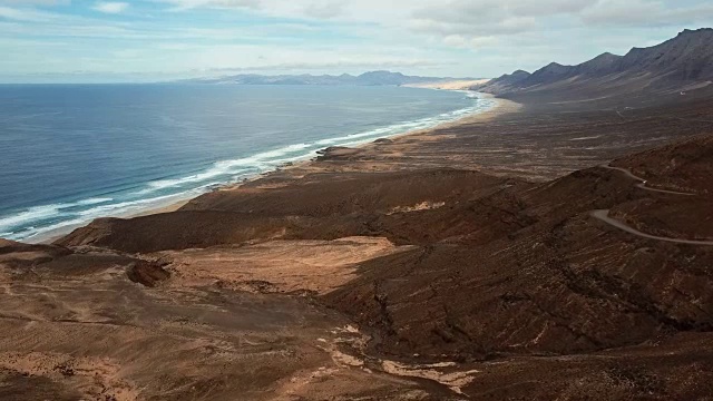 沙漠海滩Playa de Barlovento的鸟瞰图，Jandia半岛上的富埃特文图拉，加那利群岛，西班牙视频素材