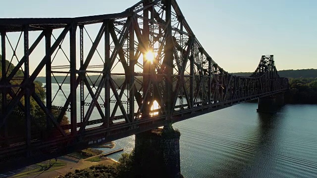 日落时宾夕法尼亚铁路桥的戏剧性上升视图视频下载