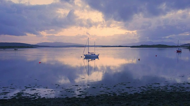 帆船在海湾日落在苏格兰视频下载