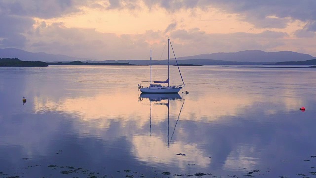 帆船在海湾日落在苏格兰视频素材