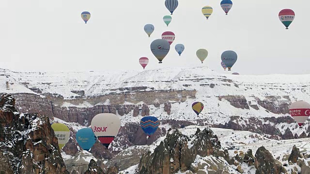 卡帕多西亚的景色与热气球在冬天视频素材